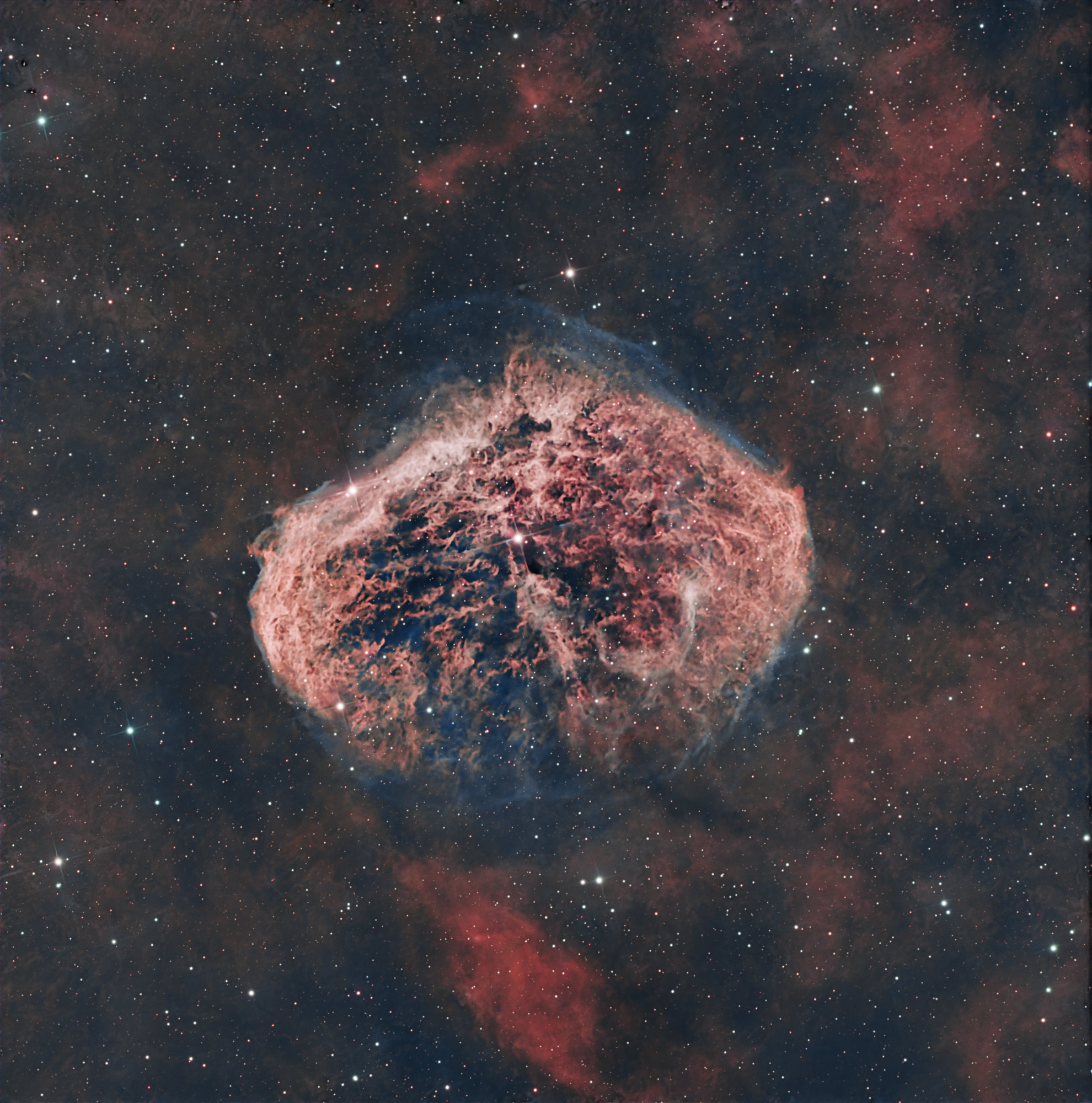 Der Mondsichelnebel NGC 6888 ist ein spezieller Emissionsnebel im Sternbild Schwan, der von einem Wolf-Rayet-Stern in der Mitte des Nebels zum Leuchten angeregt wird.